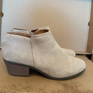 Worn 1x.  Very light colored beige faux suede.